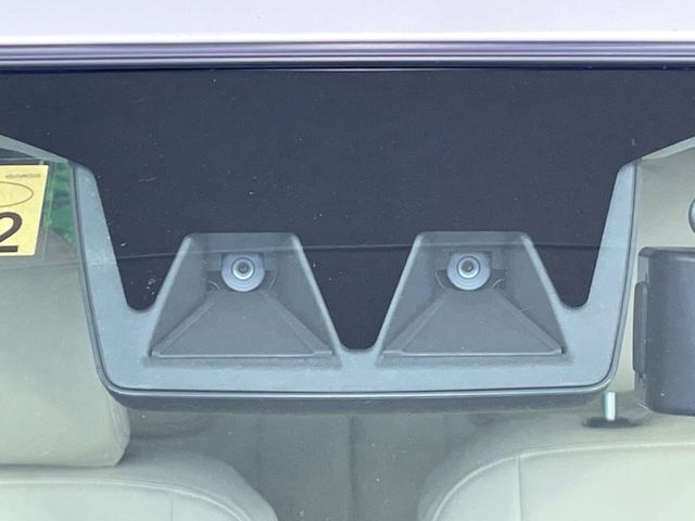 【スマートアシスト】走行中に前方の車両等を認識し、衝突しそうな時は警報とブレーキで衝突回避と被害軽減をアシスト。より安全にドライブをお楽しみいただけます。