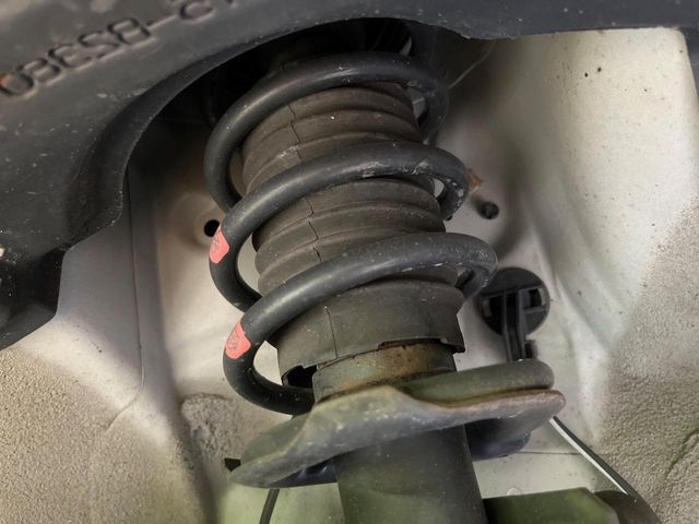 お車を安心してお乗りいただく為には、足回りの定期点検が欠かせません。サービスサポート（有償保証）では無料点検もご提供しており、安心のカーライフをお過ごしいただけるサポート体制が整っています。
