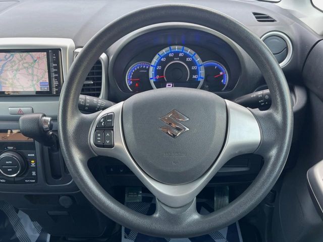 インテリアに合わせたデザインのステアリングは、運転される方のことも考え、運転しやすい形状、大きさです。是非一度、実際に触ってお確かめください。