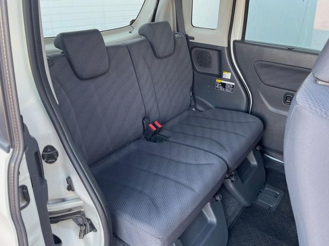 後部座席も気になるようなキズ・汚れやへたり等、大きなダメージはなく、良好な状態です。