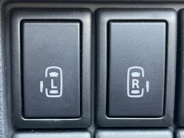 【両側スライドドア】駐車場で隣の車との間隔が狭く乗りにくい時、スライドドアなら安心！ドアオープン時も幅を取らず、開口部が広いので乗り降りがとっても簡単です。大きな荷物の出し入れも後席から可能♪