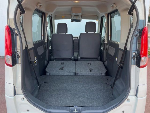 後席を格納すると、これだけの広さが！シーンに合わせたシートアレンジで、大きな荷物も積むことが出来ます♪