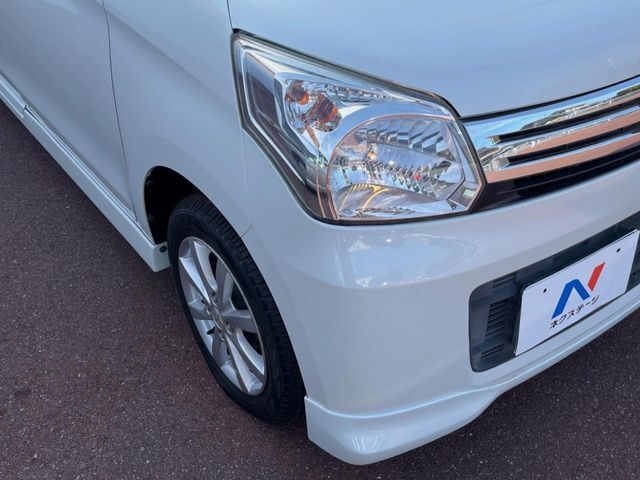 【HIDヘッドライト】非常に明るく前方を照らしてくれるので、悪天候や夜間の走行時も視界良好で安心してお乗りいただけます。