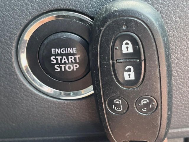 【キーレススタートシステム】カバンやポケットに入れたままでもドアの施錠・解錠が可能なスマートキーを装備。エンジンのオン・オフ時もカギを取り出す必要が無いからとっても便利です♪