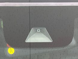 【ホンダセンシング】走行中に前方の車両等を認識し、衝突しそうな時は警報とブレーキで衝突回避と被害軽減をアシスト。より安全にドライブをお楽しみいただけます。