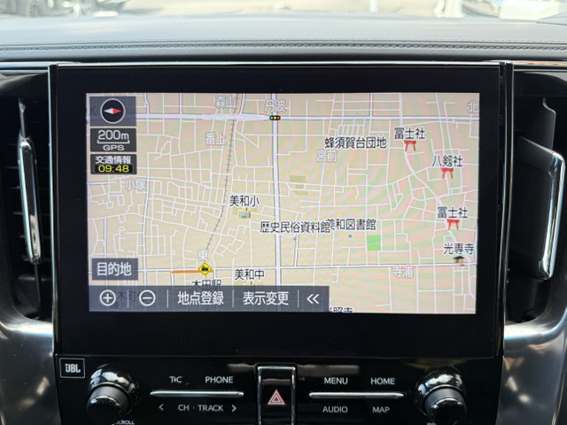 JBLプレミアムサウンドナビとなっております。アップルカープレイやアンドロイドオートにも対応しており携帯電話とつないでグーグルマップや音楽も楽しめます！