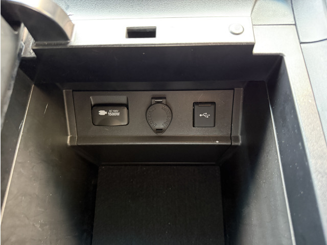 AC100Vコンセントがございますので、機器をご利用して頂いても電池切れの心配がございませんので、移動中でも快適にお使いいただけます。