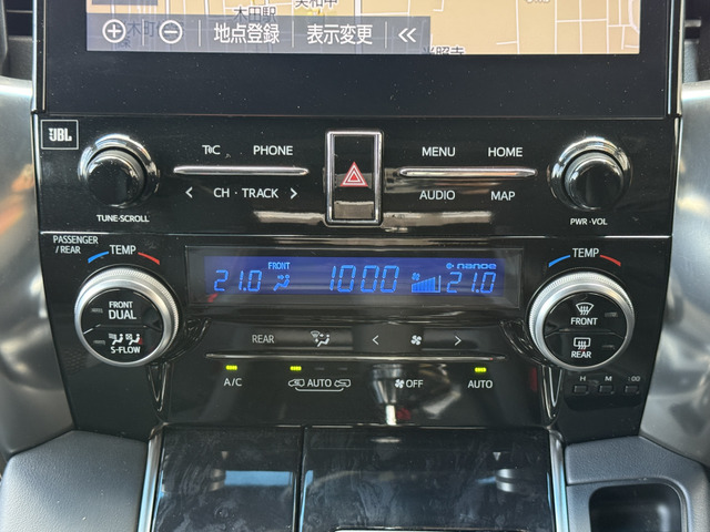 左右独立式のオートエアコンですので、シーズンを問わず快適な車内空間をお約束します。