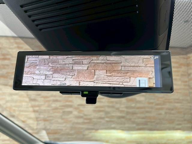 【デジタルインナーミラー】を搭載しております。車両後方のカメラ映像をミラー面に映し出すので、車内の状況や、天候などに影響されずいつでもクリアな後方視界が得られます。