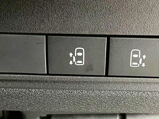【両側電動スライドドア】運転席よりボタンひとつで開閉可能なスライドドアです。雨の日のお迎えの時など様々な場面で非常に便利