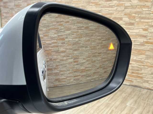 【ブラインドスポットモニター（BSM）】車線変更時に車両後方から来る車両を検知し安全をサポートする装置です。