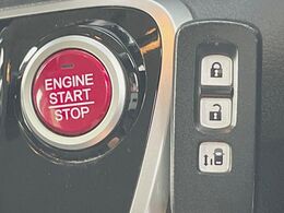 【Hondaスマートキー】カバンやポケットに入れたままでもドアの施錠・解錠が可能なスマートキーを装備。エンジンのオン・オフ時もカギを取り出す必要が無いからとっても便利です♪