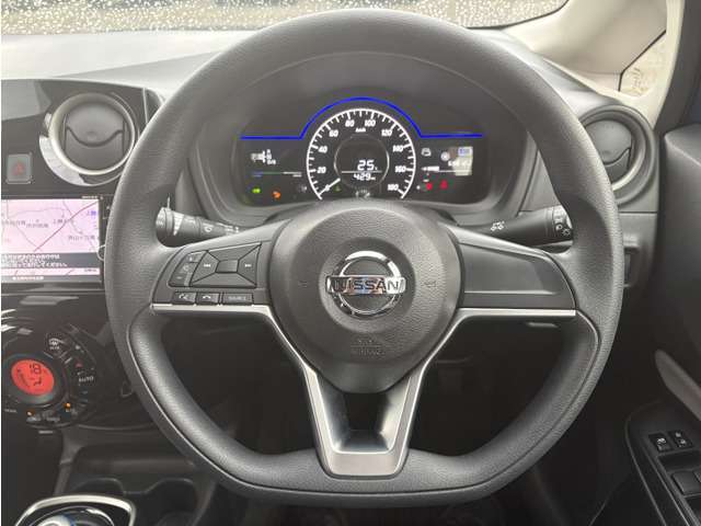 【純正ステアリング】手にしっかり馴染みとても運転しやすいハンドルです。ハンドルを握った感触も良くフィットします。