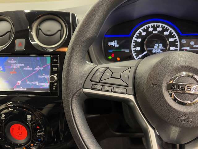 【ステアリングスイッチ】運転中にナビを触らなくても簡単に音量調節やチャンネル切り替えが可能です。運転にも集中ができ、ドライブをより一層華やかにしてくれます。