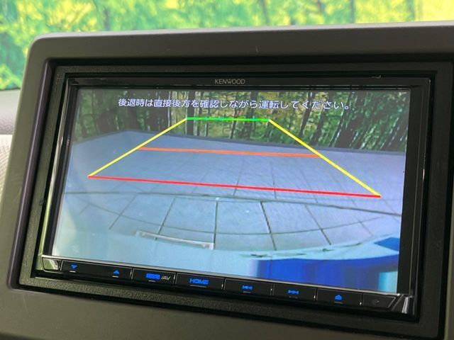 【バックカメラ】駐車時に後方がリアルタイム映像で確認できます。大型商業施設や立体駐車場での駐車時や、夜間のバック時に大活躍！運転スキルに関わらず、今や必須となった装備のひとつです！