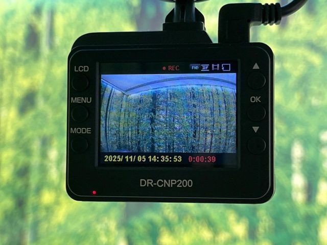 【ドライブレコーダー】安心・安全なカーライフに必須のドライブレコーダーを装備！走行中はもちろん、あおり運転や事故に遭遇した際の状況も映像で記録し、万一のリスクに備えます。