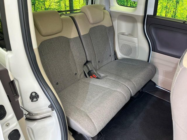 後部座席も気になるようなキズ・汚れやへたり等、大きなダメージはなく、良好な状態です。