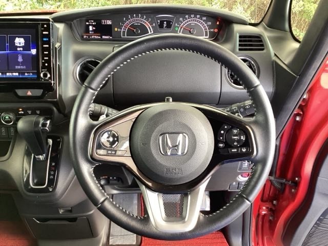 本革ハンドルの後ろには7速パドルシフトがあります。指先で操る事で、マニュアル車感覚のシフトチェンジが楽しめます。また、右にクルーズコントロール、左にオーディオリモコンスイッチがあります。