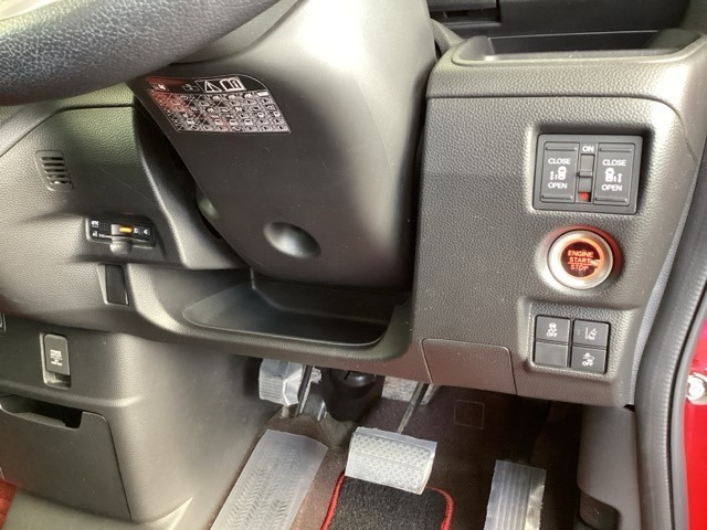 左側に高速で便利なETCがあり、また、便利な電動スライドドア、横滑りを防ぐVSAなどのスイッチは、運転席の右側、手の届きやすい位置にあります。