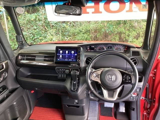 まぶしい日差しをやわらげる、青色のハーフシェイドフロントウィンドウがついています。また、プラズマクラスター技術搭載フルオートエアコンで快適です。