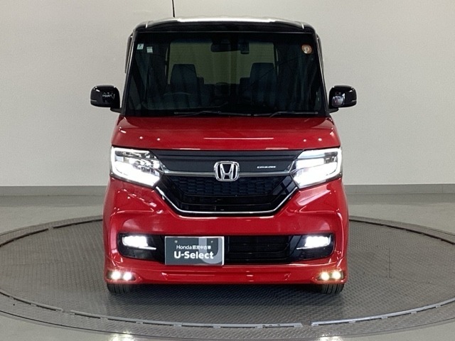 9灯式フルLEDヘッドライトで、より明るく遠くまで照らします！フロントバンパーにはLEDフォグライトが装着されています！