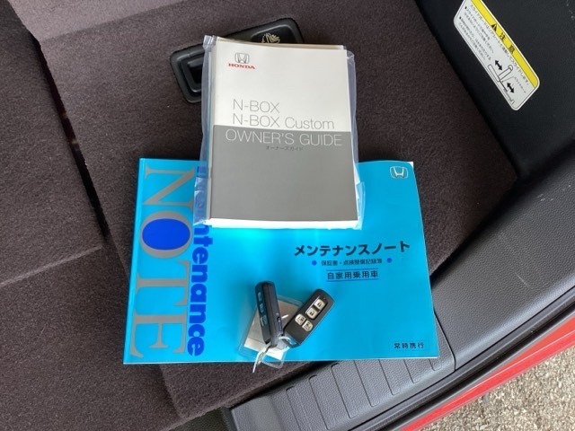 メンテナンスノート【整備記録簿】、取説も揃っています。スマートキーはバッグなどにしまったままボタン操作でエンジンの始動・停止ができて大変便利です。