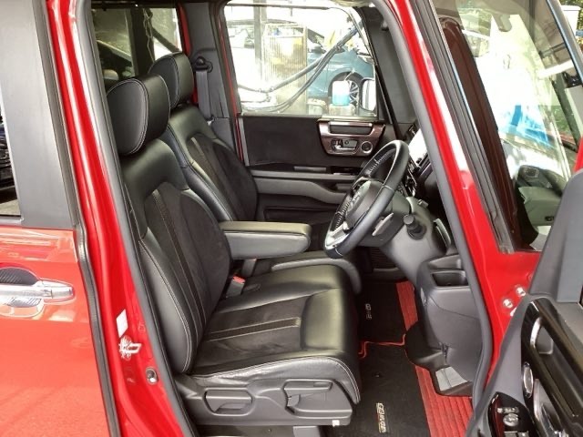 フロント広々、ベンチシートの運転席は、ハイトアジャスターが付いているので、快適にドライブができます。ハンドルはチルトステアリングで、ハンドル位置を上下に調節できます。