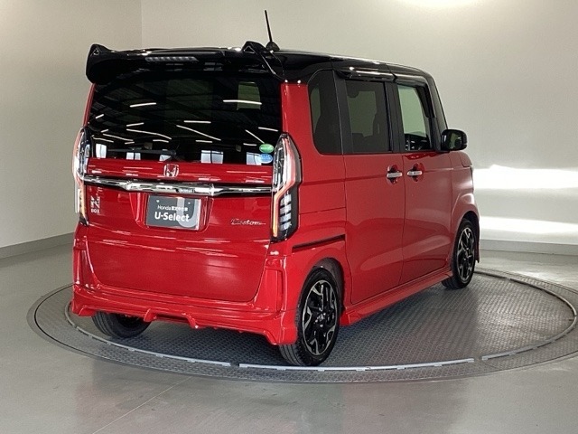 ボディカラーは、ミラノレッドで、強い存在感を放つ鮮やかなレッドです！また、ルーフはブラックになります。