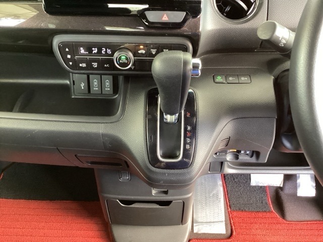 足元スッキリ、インパネシフトです。パーキングブレーキはフットブレーキタイプなので、運転席と助手席の間がスッキリしています。