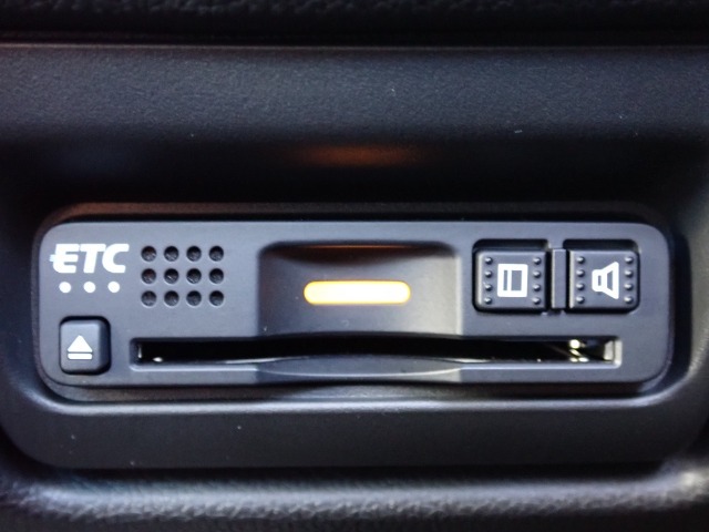 ■【ETC車載器】が装備されています。セットアップをしてお渡しとなり、ETCカードを差し込むだけで高速道路の利用が可能です。