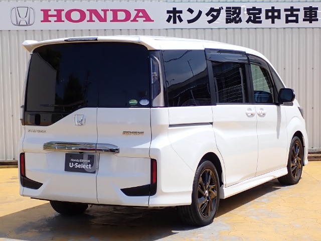 ◆リアは【プライバシーガラス】となっております。プライバシーの確保と見た目の良さはもちろんの事、太陽光を防ぐのでエアコンの効きも良くなります。エアコンの効きが良くなるので、燃費の向上にもつながります。