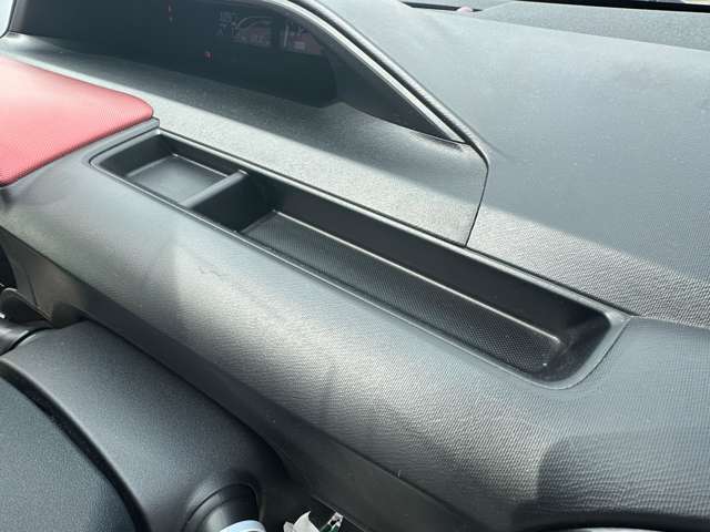 運転席周りのスイッチ類になります。様々な装備がついておりますので、ご不明な点があれば、いつでもお問い合わせお待ちしております。