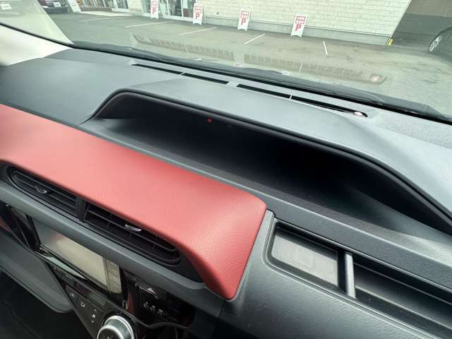 運転席周りのスイッチ類になります。様々な装備がついておりますので、ご不明な点があれば、いつでもお問い合わせお待ちしております。
