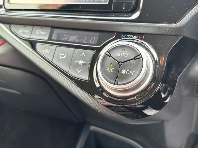 運転席周りのスイッチ類になります。様々な装備がついておりますので、ご不明な点があれば、いつでもお問い合わせお待ちしております。