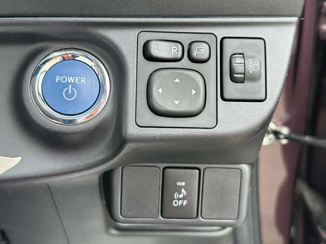 運転席周りのスイッチ類になります。様々な装備がついておりますので、ご不明な点があれば、いつでもお問い合わせお待ちしております。