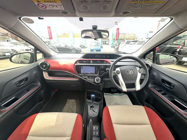 【前席全体】シンプルかつ機能的な内装です。