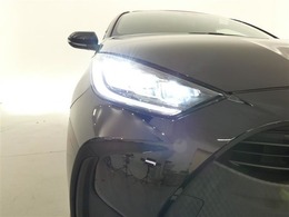 【LEDヘッドランプ】・・・消費電力の少ないLEDヘッドランプ。点灯してすぐに最大光量を発揮するのでトンネルなど周囲が急に暗くなった場合でも安心。