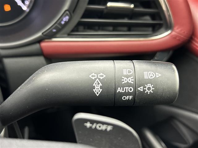 【快適温熱シート（シートヒーター）】寒い日はもちろん、夏の冷房中にも効果を発揮します。長時間座っていると負担のかかりやすい背中や腰、寒い日に冷えやすい脚部を暖めます！温度調節機能もあります。