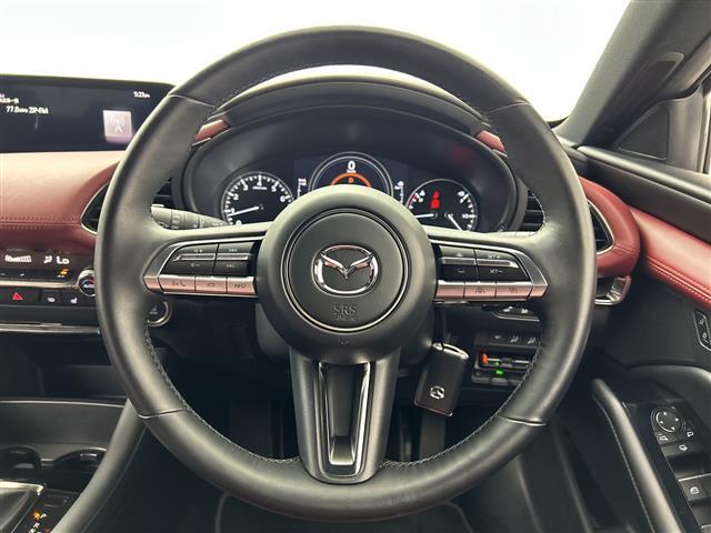 【ステアリング】軽い力で扱いやすいハンドルです。目立つ傷やスレなどなく綺麗な状態です！除菌プランいれていただくとさらに快適に！清潔なお車はお子様にも安心ですね！