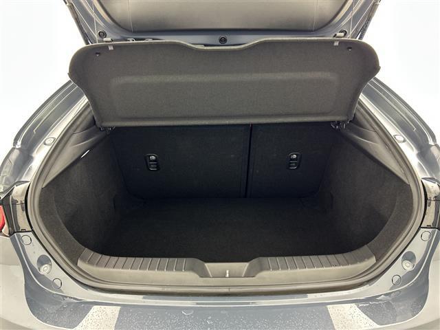 【トランク】積み込みやすくて、たっぷり積める荷室です。シートアレンジできるものは、乗車人数と荷物の量や大きさによってシートを動かすことができるので、より快適なドライブが可能です！