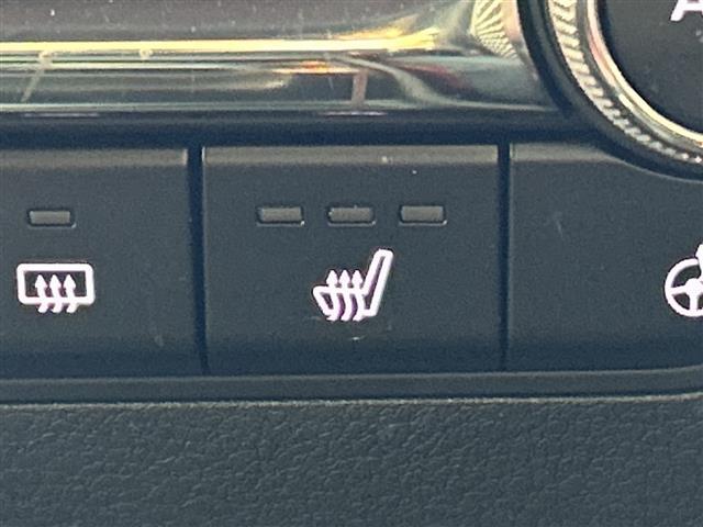 【快適温熱シート（シートヒーター）】寒い日はもちろん、夏の冷房中にも効果を発揮します。長時間座っていると負担のかかりやすい背中や腰、寒い日に冷えやすい脚部を暖めます！温度調節機能もあります。