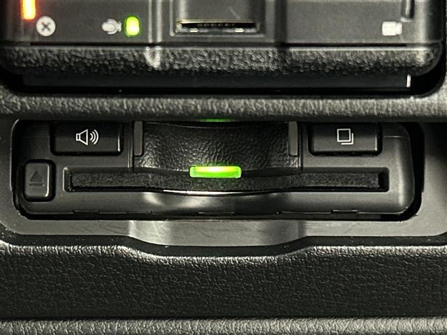 【ETC】有料道路を利用する際に料金所で停止することなく通過できる、ETC車載器（ノンストップ自動料金収受システム機器）が装備されています。セットアップを行うことで利用可能になります。