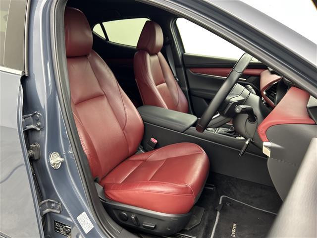 【運転席】座り心地が良いシートなので長時間の運転でも快適にお過ごしいただけます。新品のフロアマットのご注文も可能です。掲載箇所以外にご希望の写真がございましたらお気軽にお問い合わせ下さい。