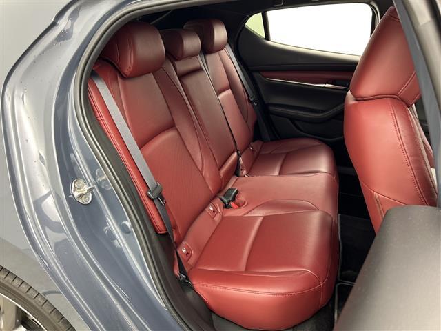 【後部座席】後席もゆったりドライブを楽しめます。ガリバーでご購入いただきましたら、内外装はプロこだわりのクリーニングで清潔なおクルマでご納車させていただきます！店舗での現車確認も承っています！