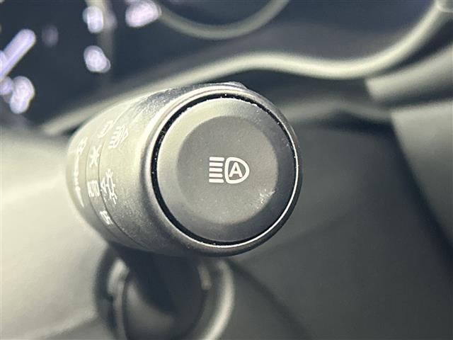 【快適温熱シート（シートヒーター）】寒い日はもちろん、夏の冷房中にも効果を発揮します。長時間座っていると負担のかかりやすい背中や腰、寒い日に冷えやすい脚部を暖めます！温度調節機能もあります。