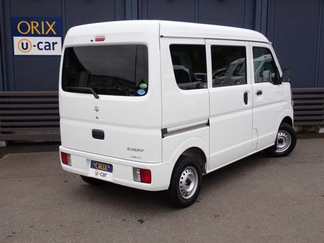 「プロの鑑定」　中古車の恐いところはまさに中古であること。見た目はきれいだけど実は訳有りなんてことは珍しくありません。その点当店のお車はプロの鑑定士による検査を受けた正真正銘の安心車両です。