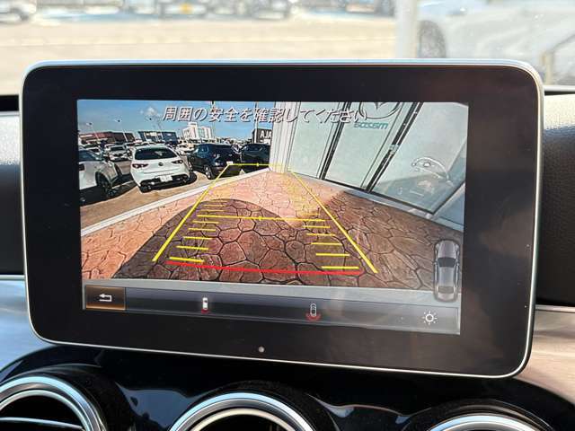 バックカメラで車庫入れをサポートします！