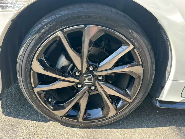 ご購入後の点検やオイル交換、車検、板金などトータルでサポートさせていただきます。もちろん任意保険やJAFも取り扱いございます。おクルマに関することなんでもご相談ください。