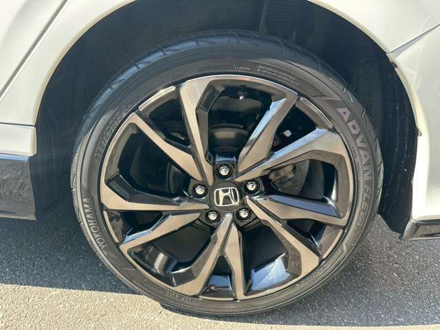 タイヤの目もしっかり有りますよ！車の基本性能の止まる部分に大事な役割をしますからね！！