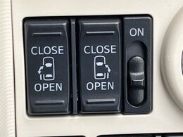 【両側パワースライドドア】スマートキーや運転席のスイッチで後席両側スライドドアの開閉が可能♪電動だから力を入れてドアを開ける必要が無く、小さなお子様でも簡単に開け閉めでき快適です♪